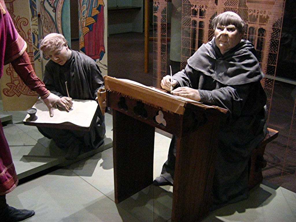 Tapisserie_moines_mannequins