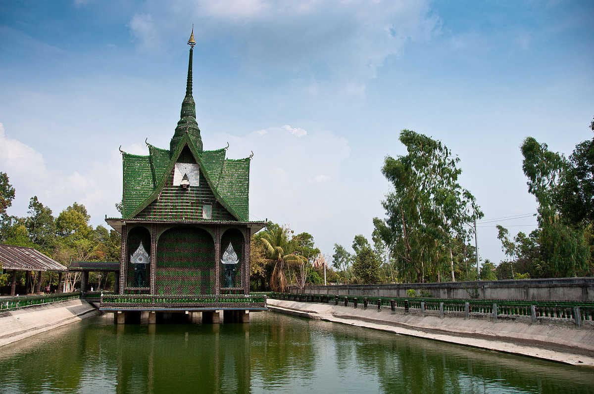 Thai_Buddhist_temple_by_beer_bottles