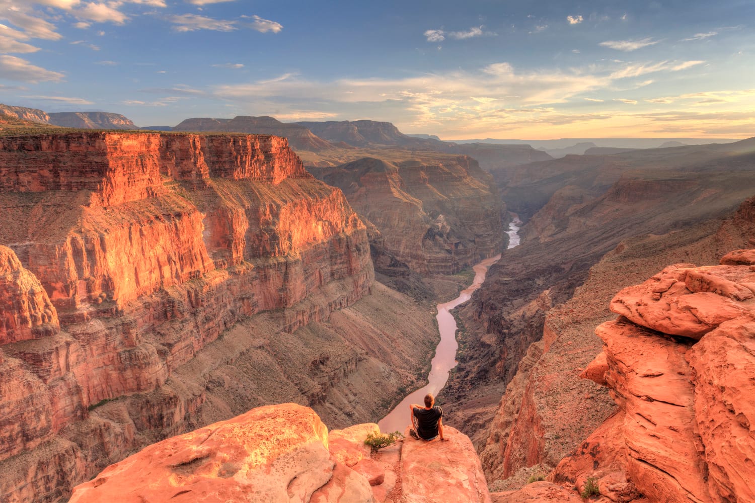 USA, Arizona, Grand Canyon National Park (North Rim), Toroweap (Tuweep) Overlook, Hiker on cliff edge