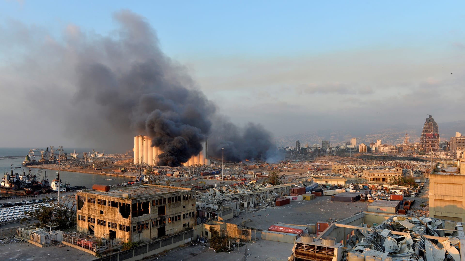 Nbeirut (Lebanon), 04/08/2020.- Smoke billows from harbor area with damage and debris after a large explosion rocked the harbor of Beirut, Lebanon, 04 August 2020. According to reports, several people have been injured and large area badly damaged while the cause of the explosion is not yet known. (Líbano) EFE/EPA/WAEL HAMZEH