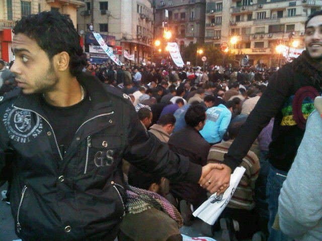 Egyptian Christians protecting Muslims praying