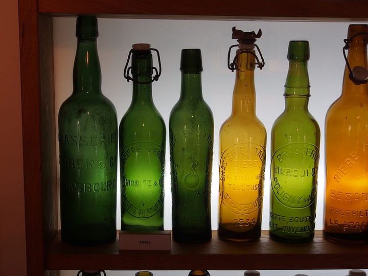 1024px-Musée_Européen_de_la_Bière_-_Old_beer_bottles_pic5