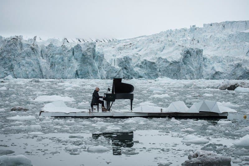 Einaudi_musician-plays-piano-in-the-middle-of-the-arctic-as-calving-glaciers-crash-behind-him-2